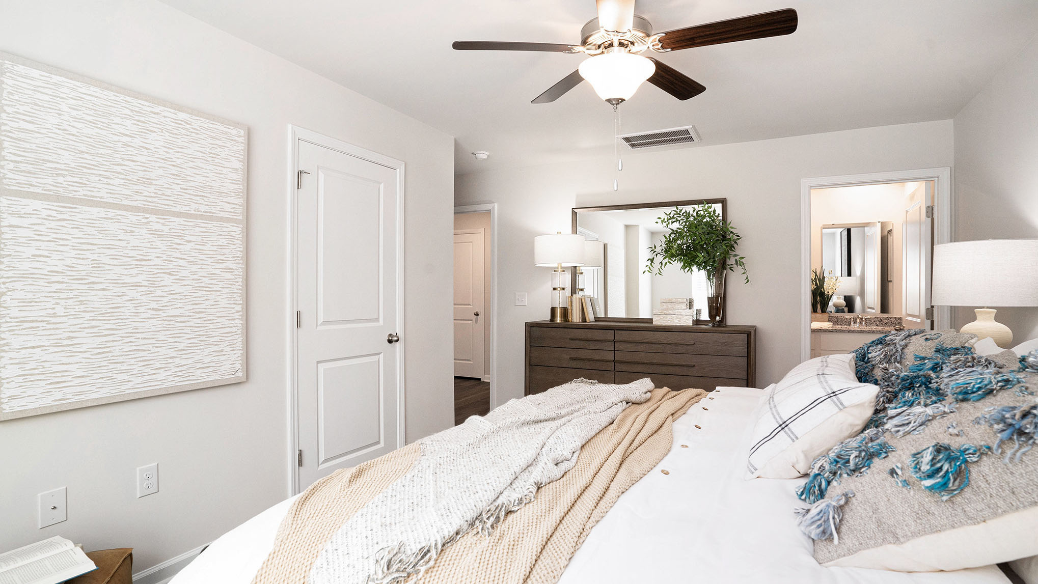 bedroom with cieling fan