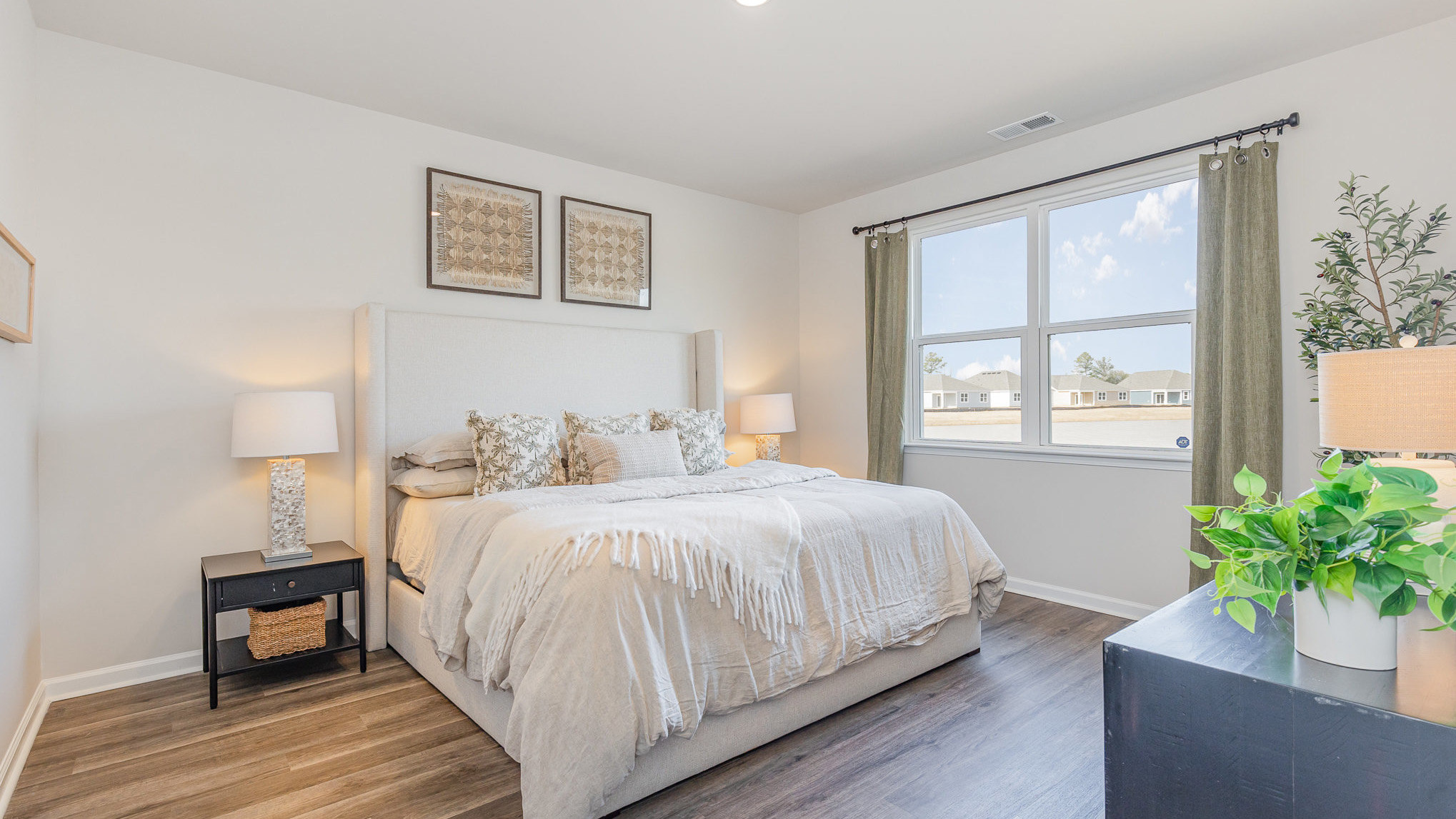 bedroom with carpet flooring