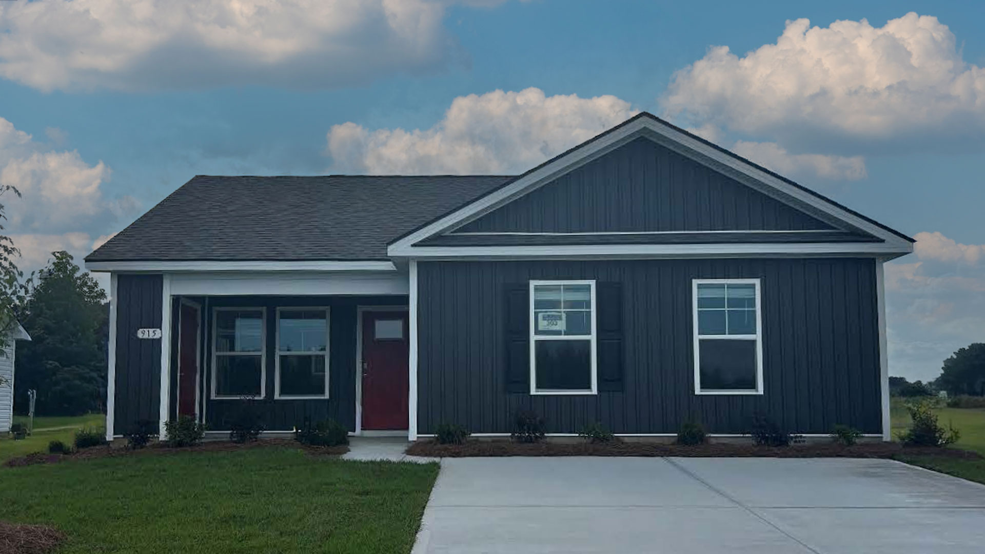 single story home with vinyl siding