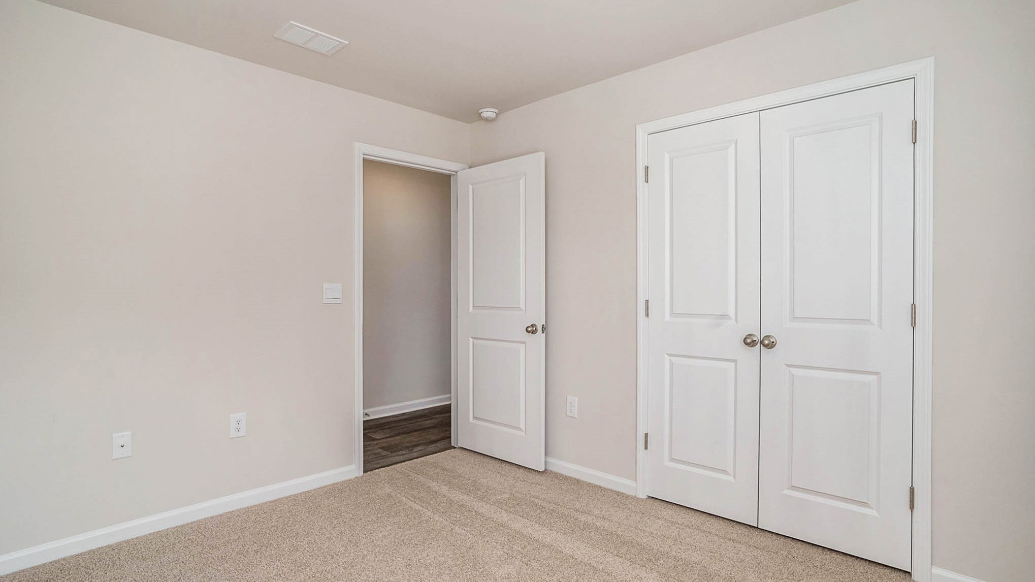 bedroom with carpet flooring