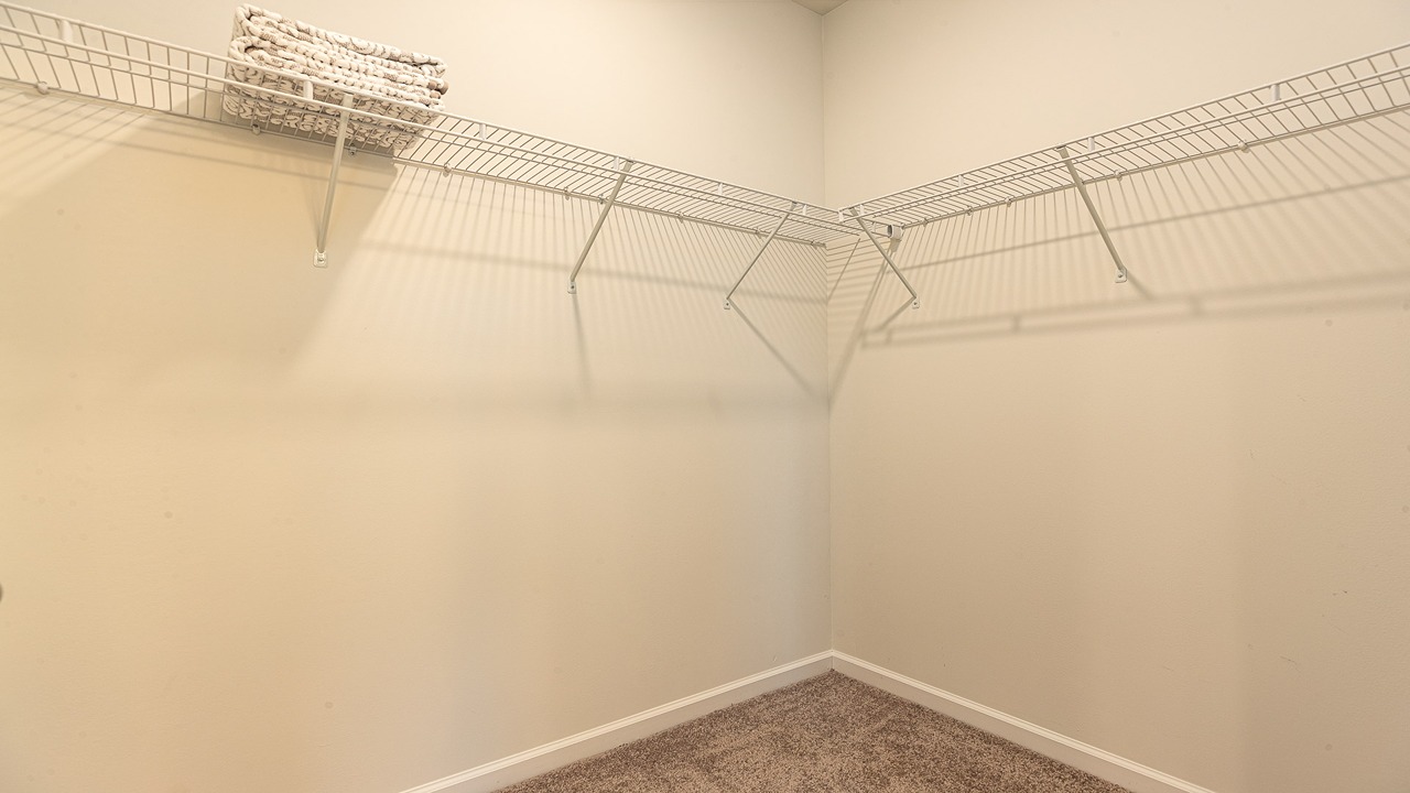walk in closet with wire shelving