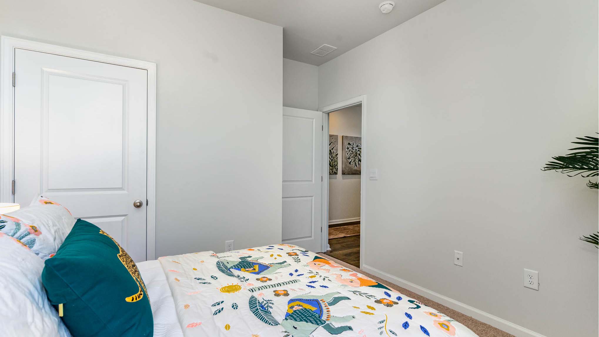 bedroom with carpet flooring