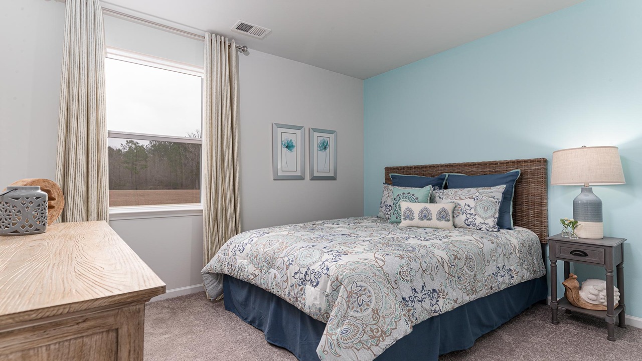 bedroom with carpet flooring