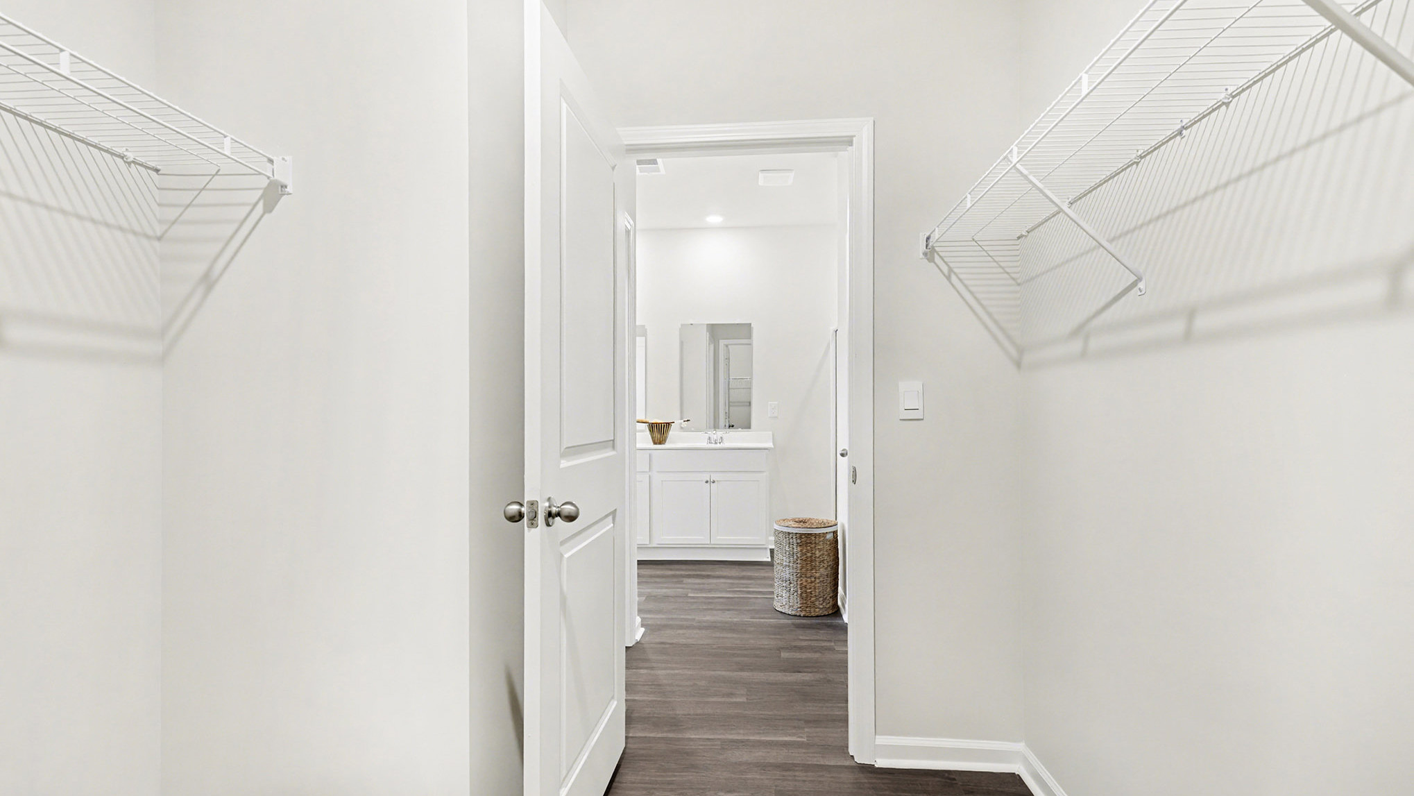 walk in closet with wire shelving