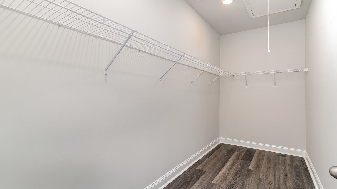 walk in closet with wire shelving