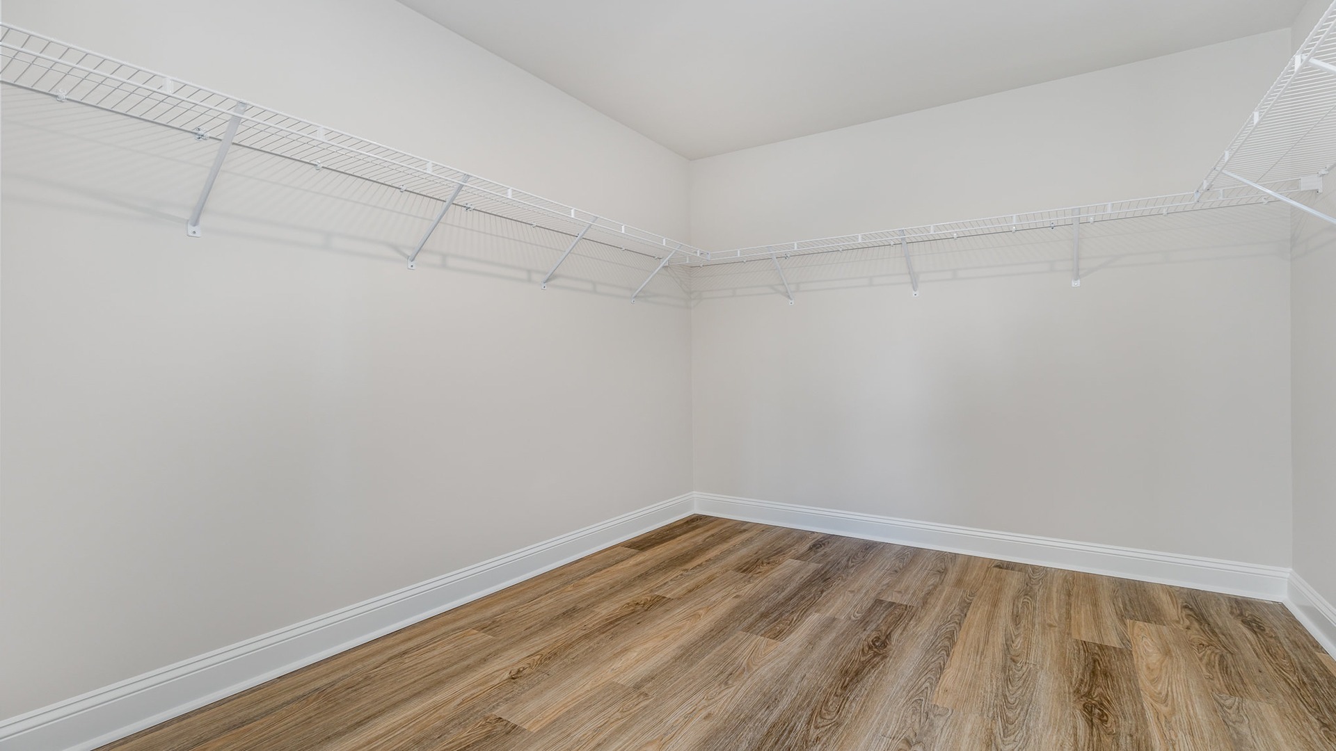 walk in closet with wire shelving