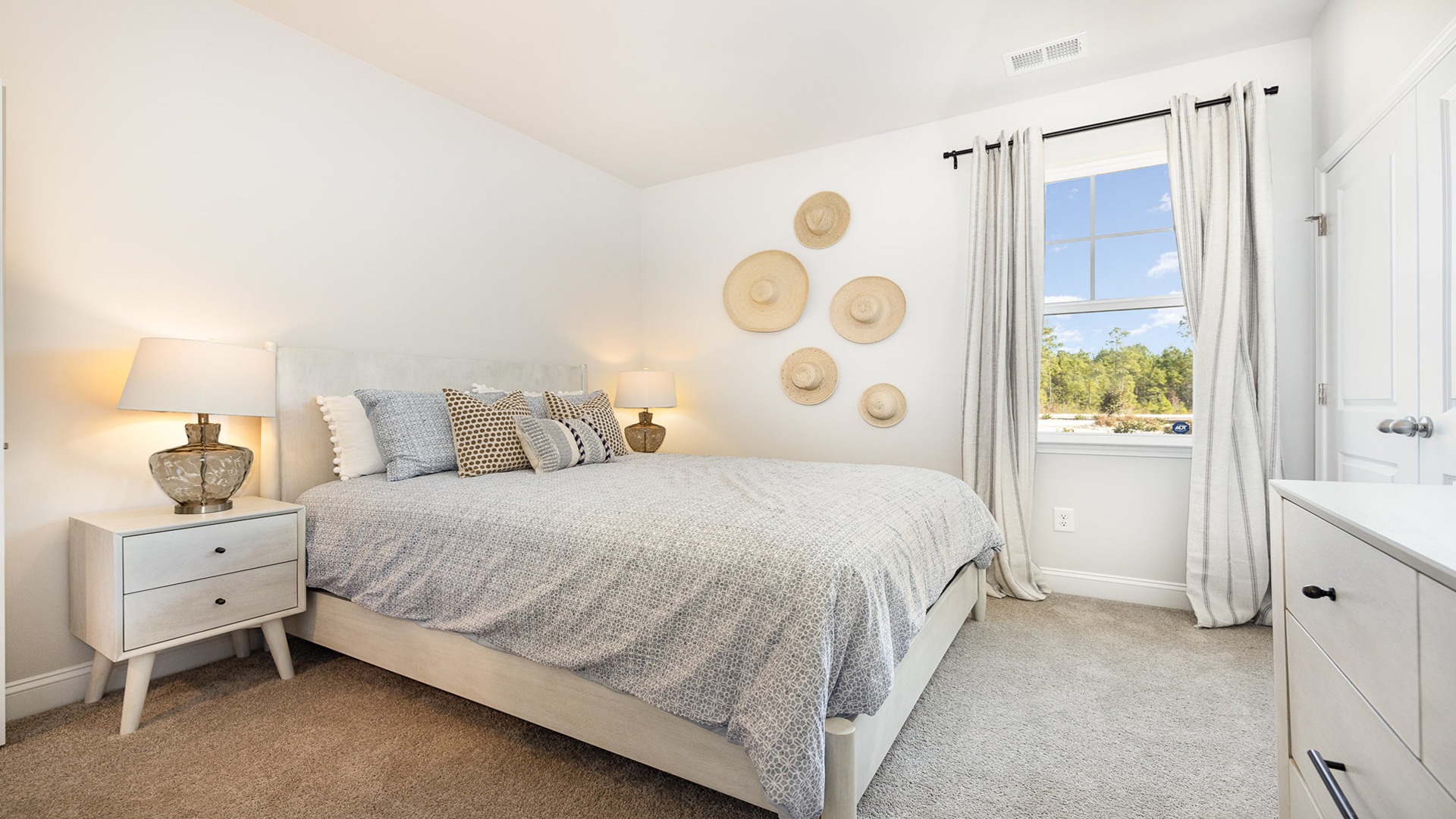 bedroom with carpet flooring