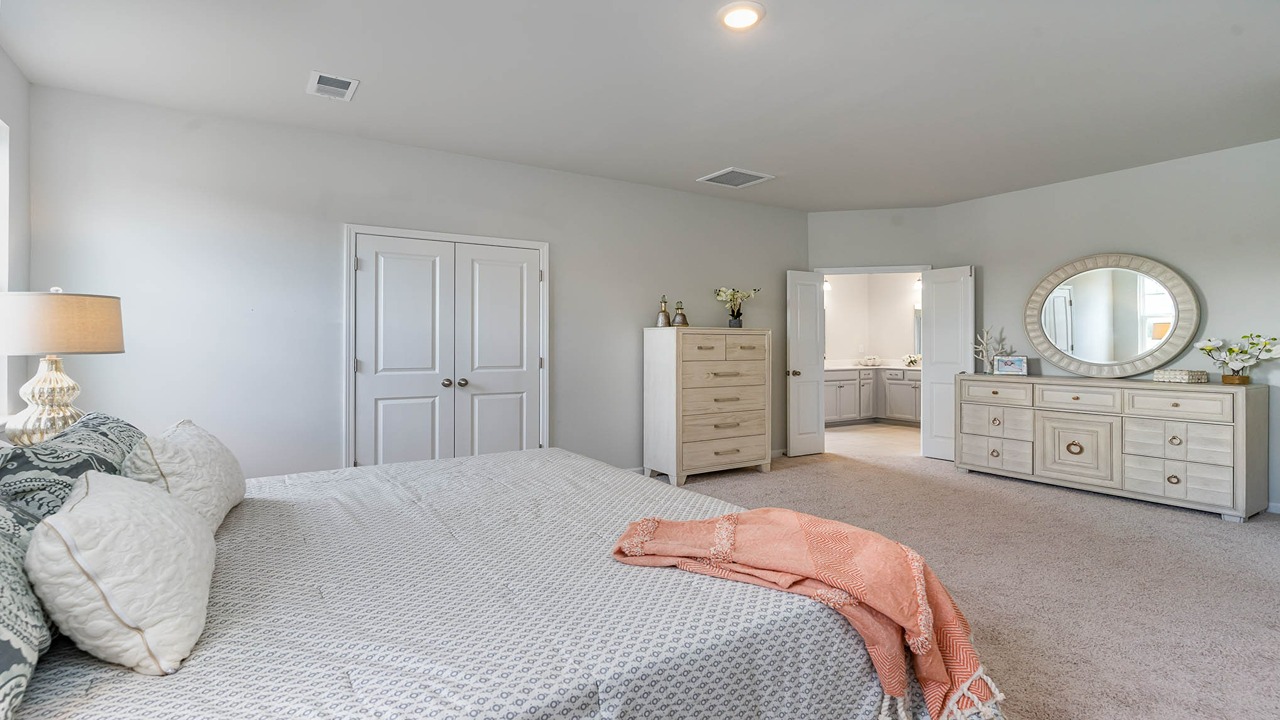 bedroom with carpet flooring
