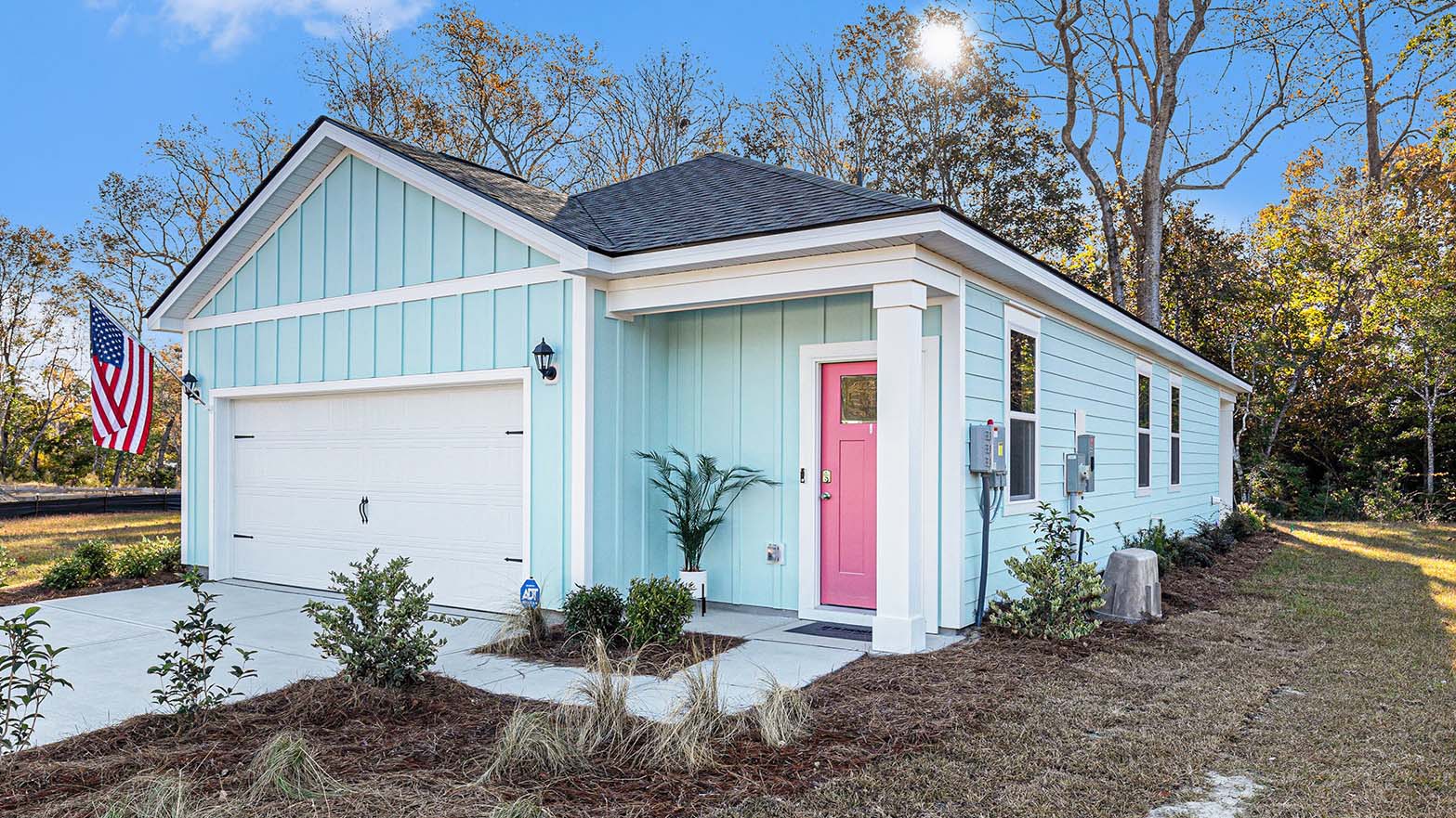 single story home with pink door