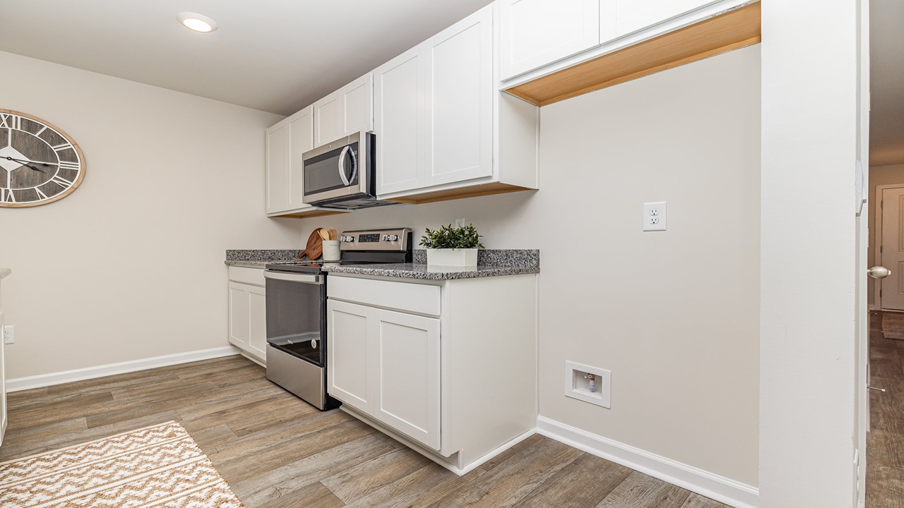 kitchen withw hite cabinets