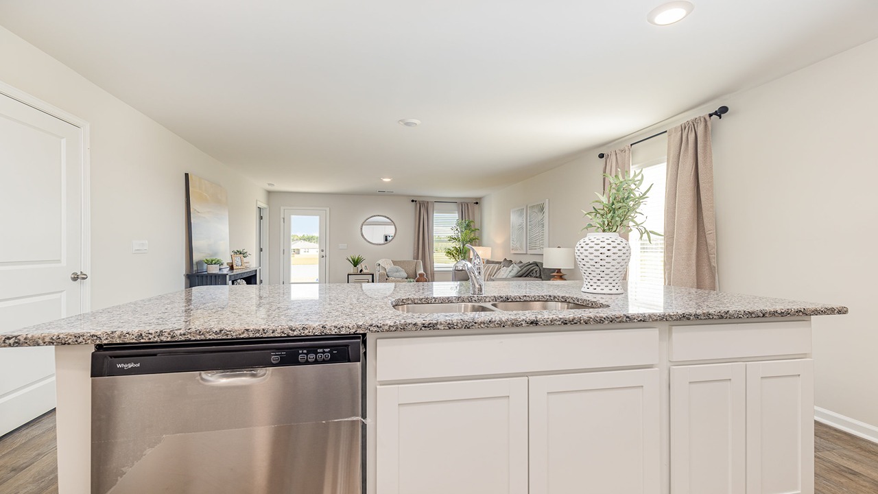 kitchen withw hite cabinets