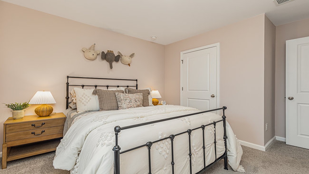 bedroom with carpet flooring