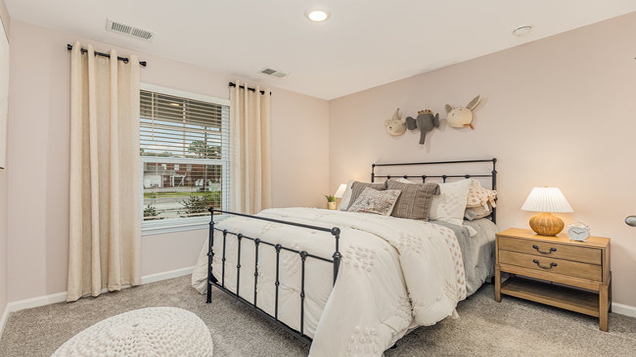 bedroom with carpet flooring