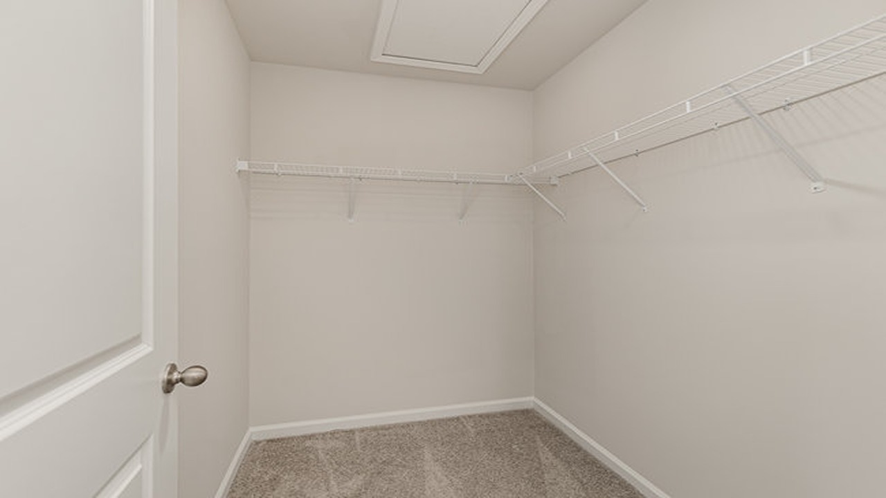 walk in closet with wire shelving