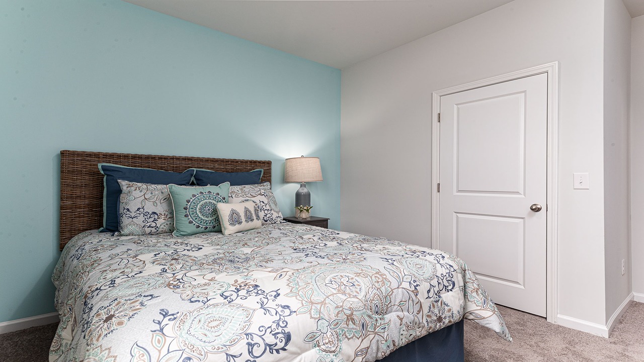 bedroom with carpet flooring