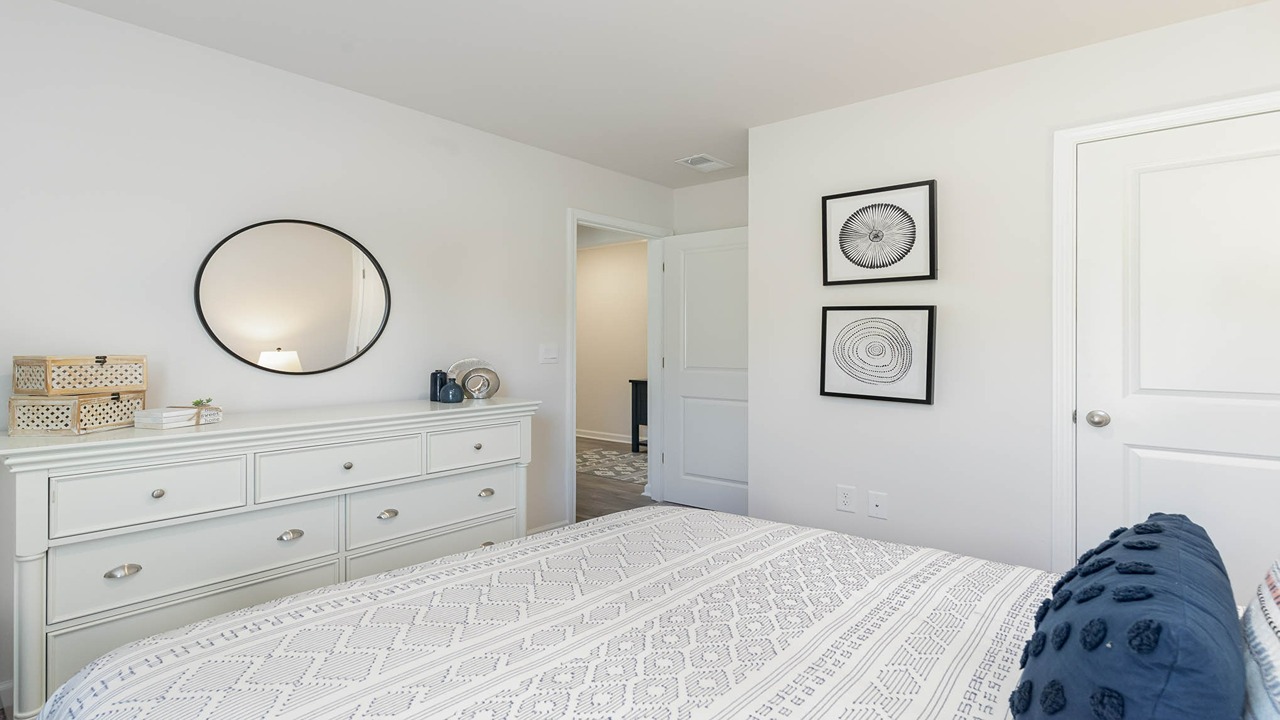 bedroom with carpet flooring