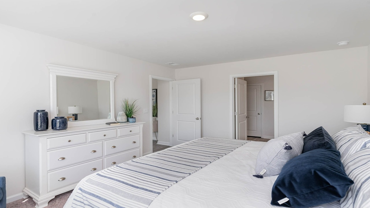bedroom with carpet flooring