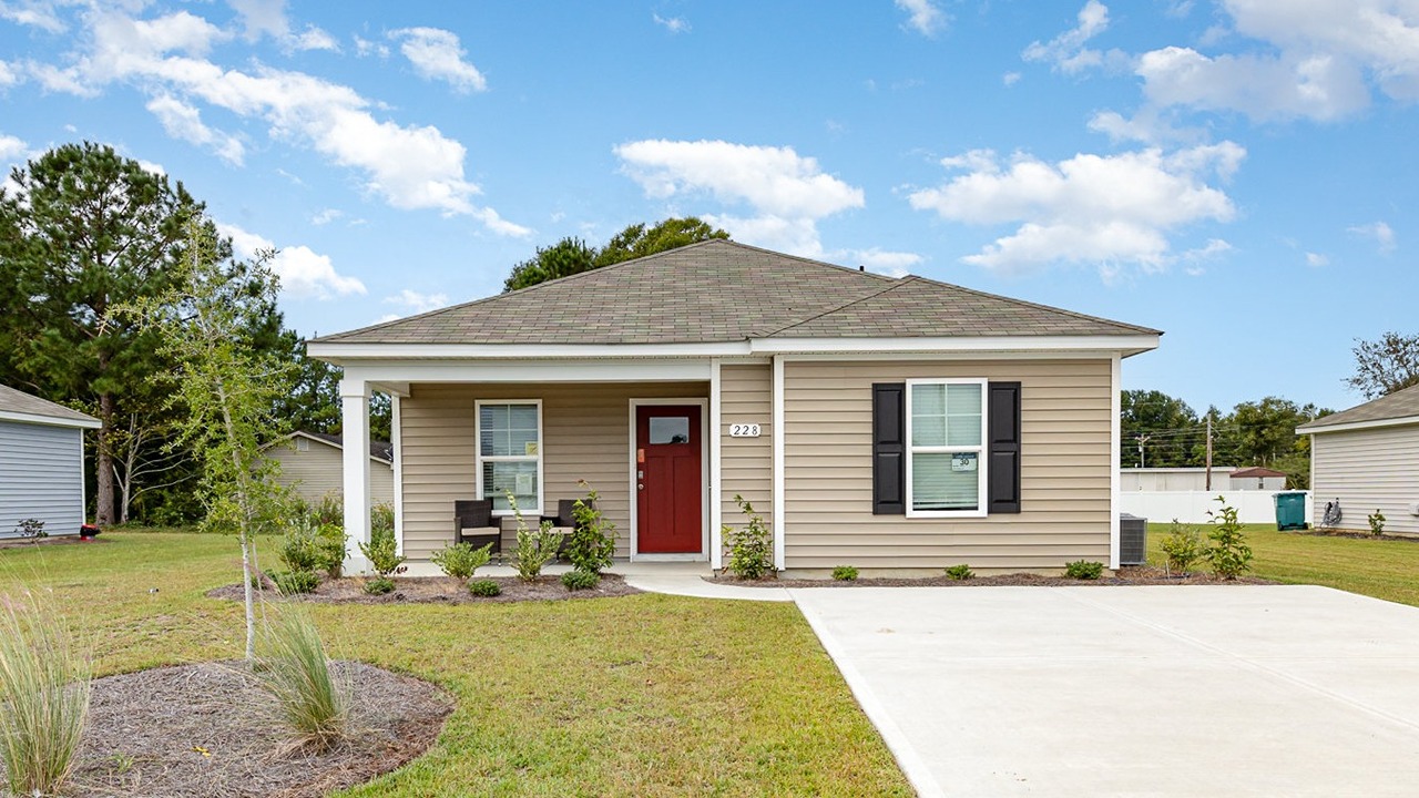 single story home with vinyl siding