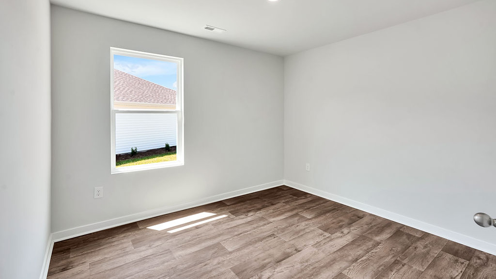 At the front are two guest bedrooms and a full bathroom, perfect for visitors or a home office.