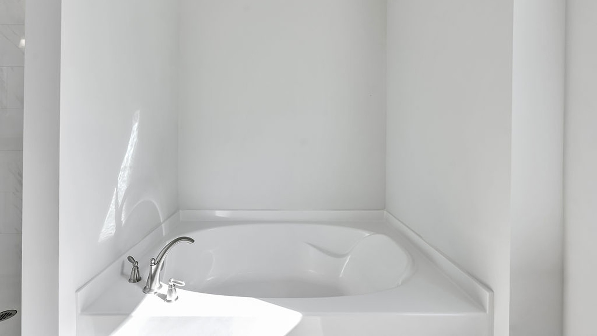 The Glencoe ensures everyone has their own space with an additional 3 bedrooms and 2.5 baths upstairs. A dedicated upper-level laundry room simplifies household tasks by keeping chores on the same floor as the wardrobes.