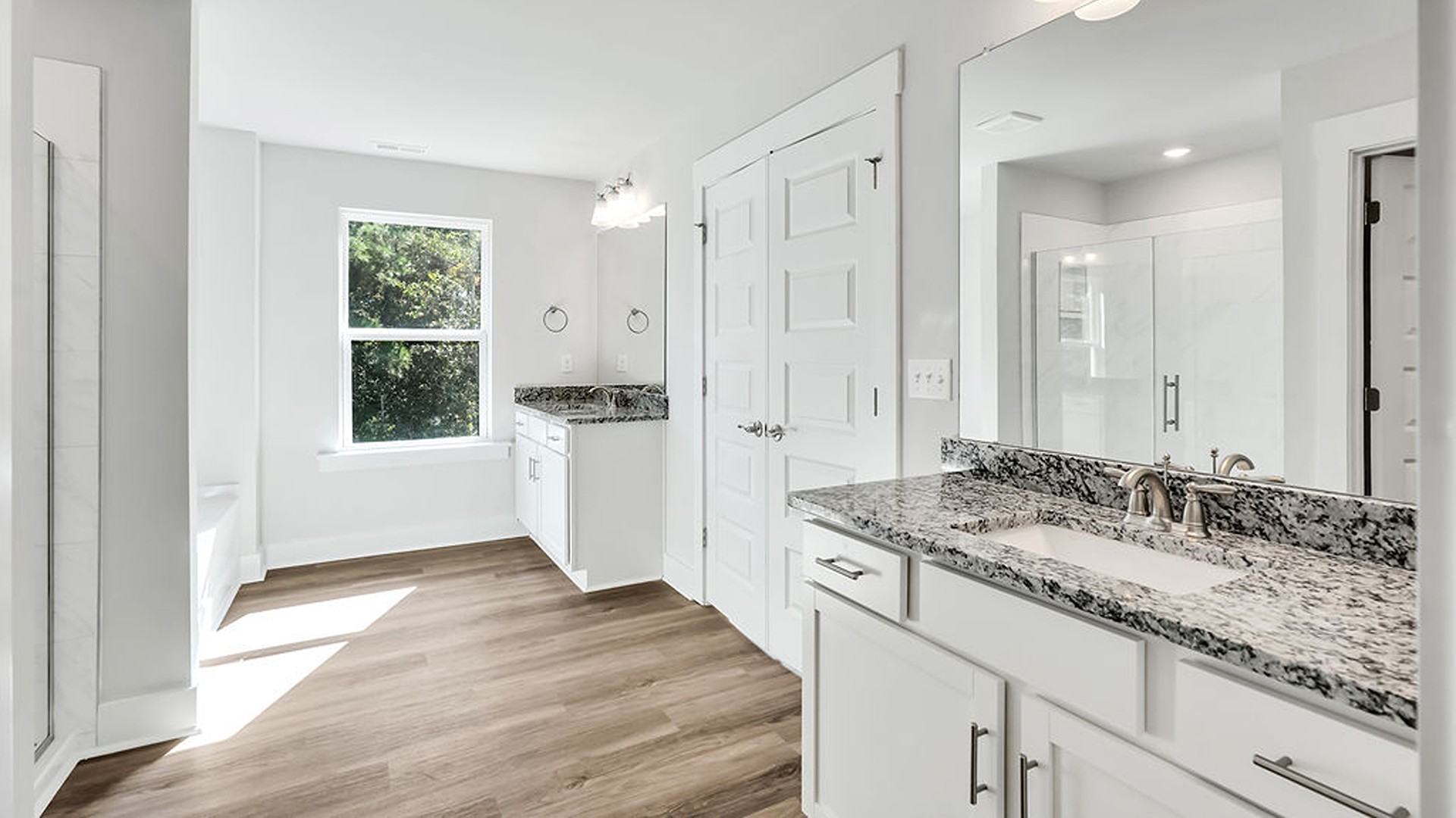 The Glencoe ensures everyone has their own space with an additional 3 bedrooms and 2.5 baths upstairs. A dedicated upper-level laundry room simplifies household tasks by keeping chores on the same floor as the wardrobes.