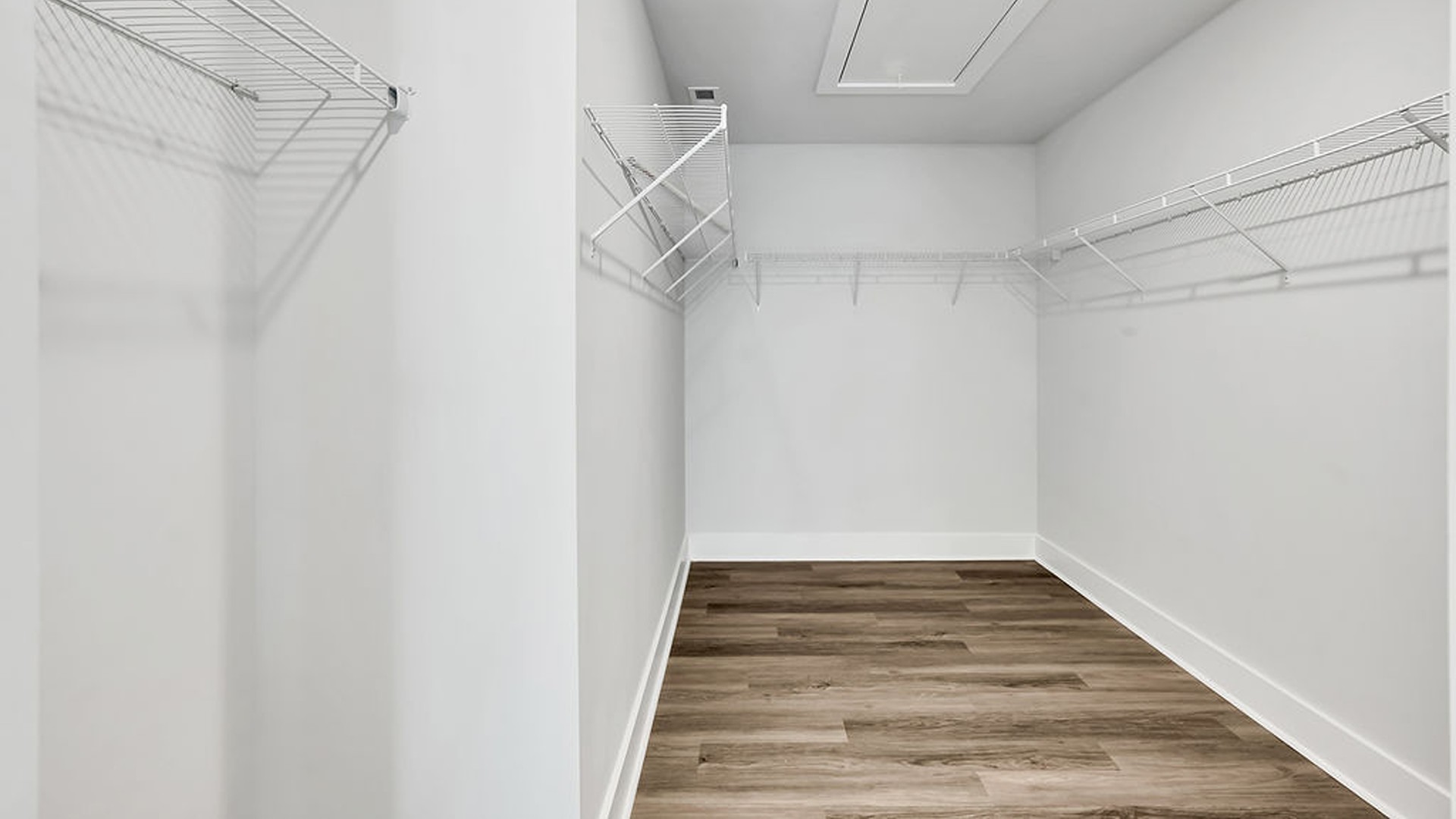 The Glencoe ensures everyone has their own space with an additional 3 bedrooms and 2.5 baths upstairs. A dedicated upper-level laundry room simplifies household tasks by keeping chores on the same floor as the wardrobes.