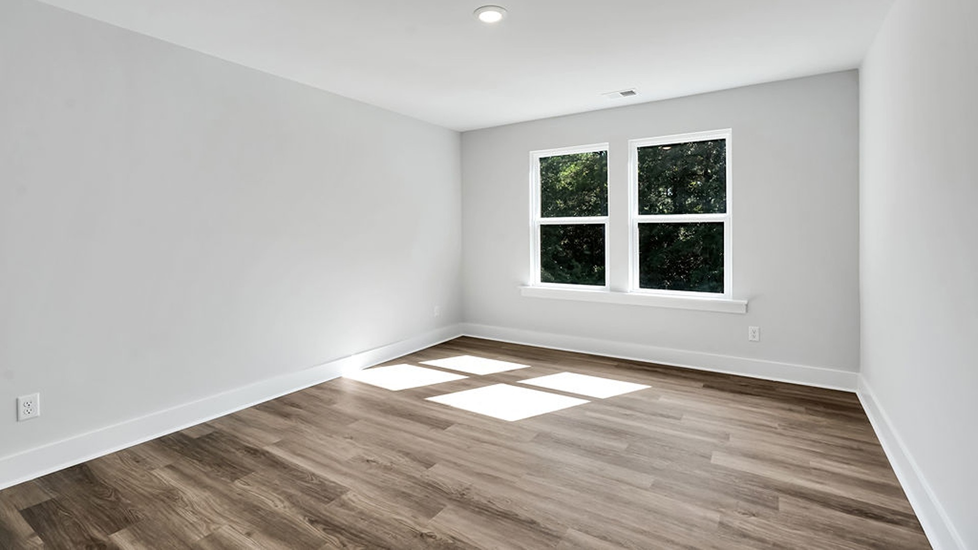 The Glencoe ensures everyone has their own space with an additional 3 bedrooms and 2.5 baths upstairs. A dedicated upper-level laundry room simplifies household tasks by keeping chores on the same floor as the wardrobes.