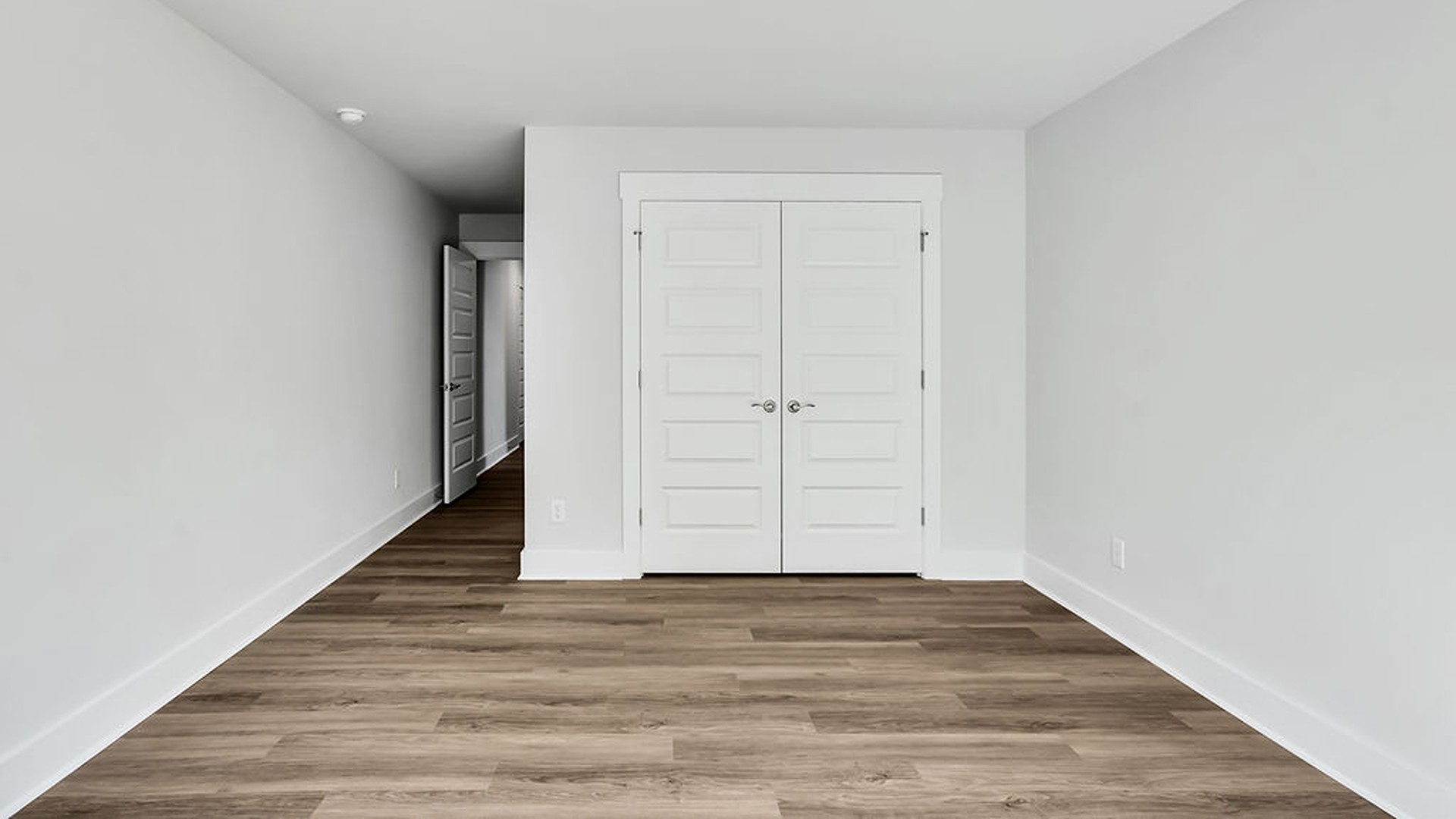 The Glencoe ensures everyone has their own space with an additional 3 bedrooms and 2.5 baths upstairs. A dedicated upper-level laundry room simplifies household tasks by keeping chores on the same floor as the wardrobes.