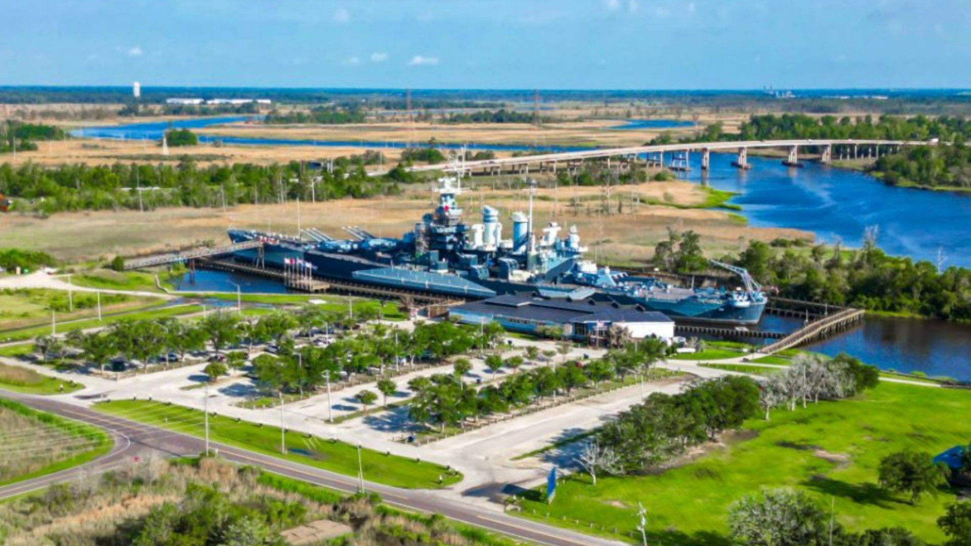 Wilmington is a port city in North Carolina. It’s known as a gateway to Cape Fear Coast beaches like Wrightsville, with its strong surf, and Carolina, with its long boardwalk. Part of downtown’s Historic District, the Riverwalk is lined with restaurants, galleries and shops. It runs along the Cape Fear River, where the Battleship North Carolina is moored.