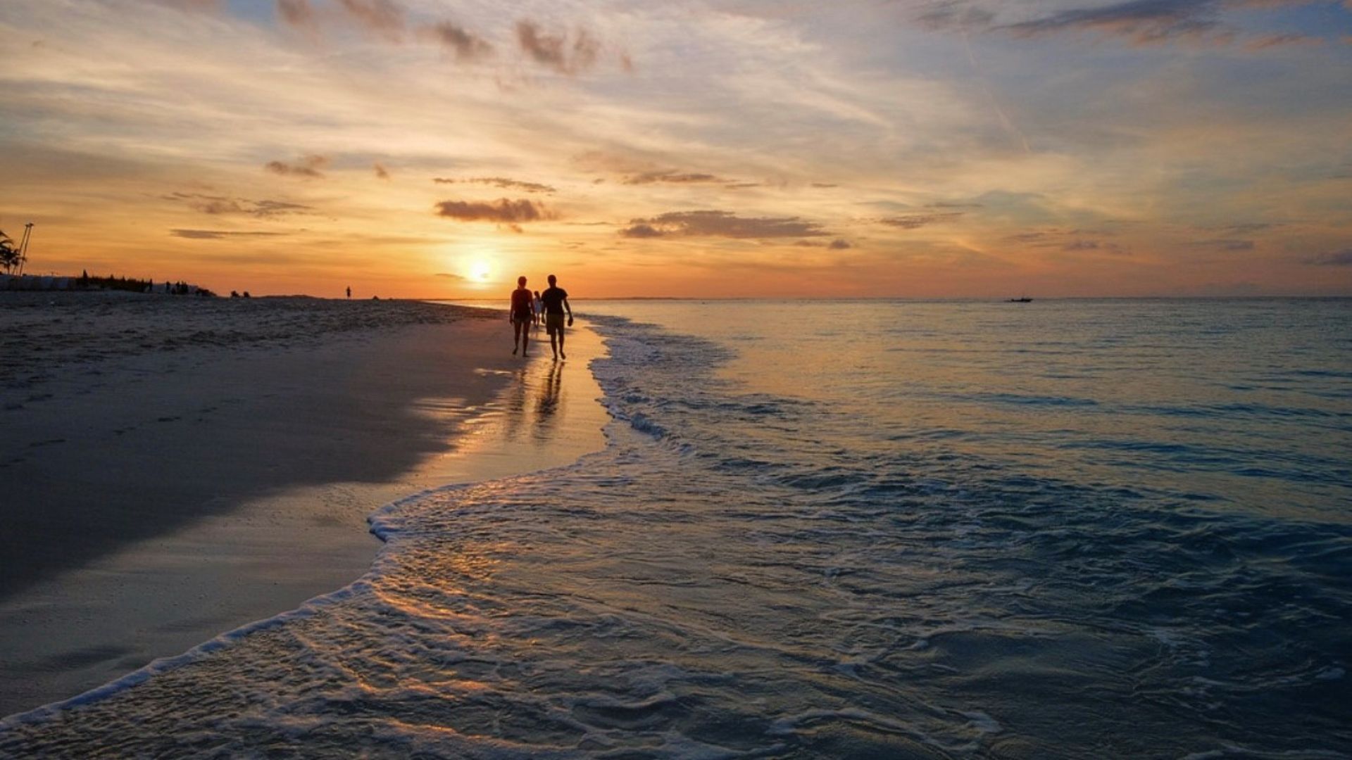 Discover white sand and sparkling water along the beach and the Intracoastal Waterway just begging for watersports activities, swimming, sunbathing, beachcombing, fishing and surfing.