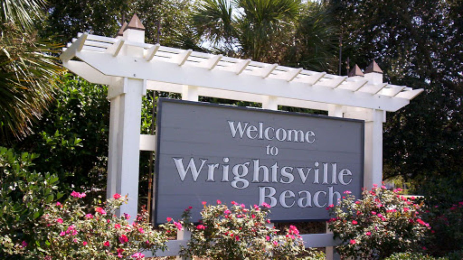 Discover white sand and sparkling water along the beach and the Intracoastal Waterway just begging for watersports activities, swimming, sunbathing, beachcombing, fishing and surfing.