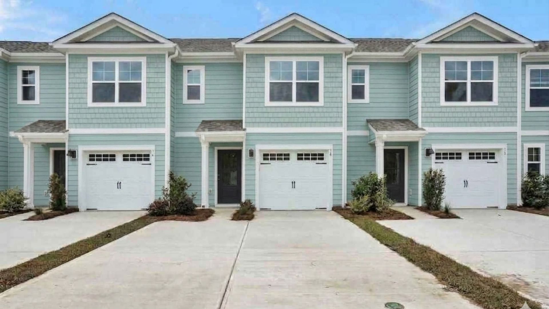 The Pearson floor plan is a 3-bedroom, 2.5-bath, 1,418 sq ft gem that combines modern convenience with style and charm. The Pearson is featured in our Indigo Preserve community in Leland, North Carolina.