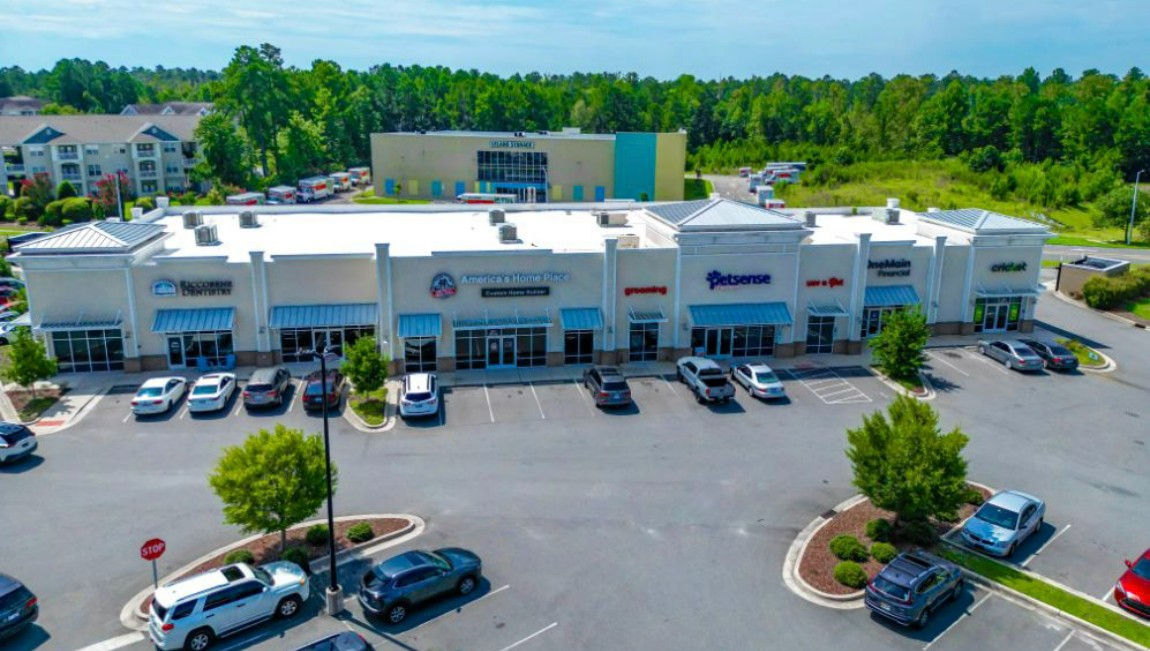 The community is conveniently located within 10 minutes of a wide range of restaurants, shopping centers, and medical offices.