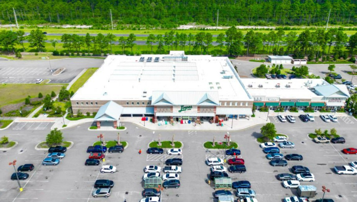 The community is conveniently located within 10 minutes of a wide range of restaurants, shopping centers, and medical offices.