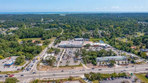 Blake Farm is conveniently located near Highway 17 and I40, offering easy access to downtown Wilmington, Raleigh, Porters Neck, and Hampstead. Residents can quickly reach Porters Neck shopping, Mayfaire, grocery stores, and hospitals within a short drive.