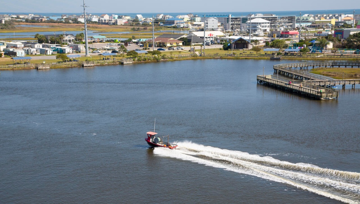 Discover white sand and sparkling water along the beach and the Intracoastal Waterway just begging for watersports activities, swimming, sunbathing, beachcombing, fishing and surfing. Named one of the last best American beach towns, Wrightsville Beach is known for its clean, spacious beach and picturesque setting. S