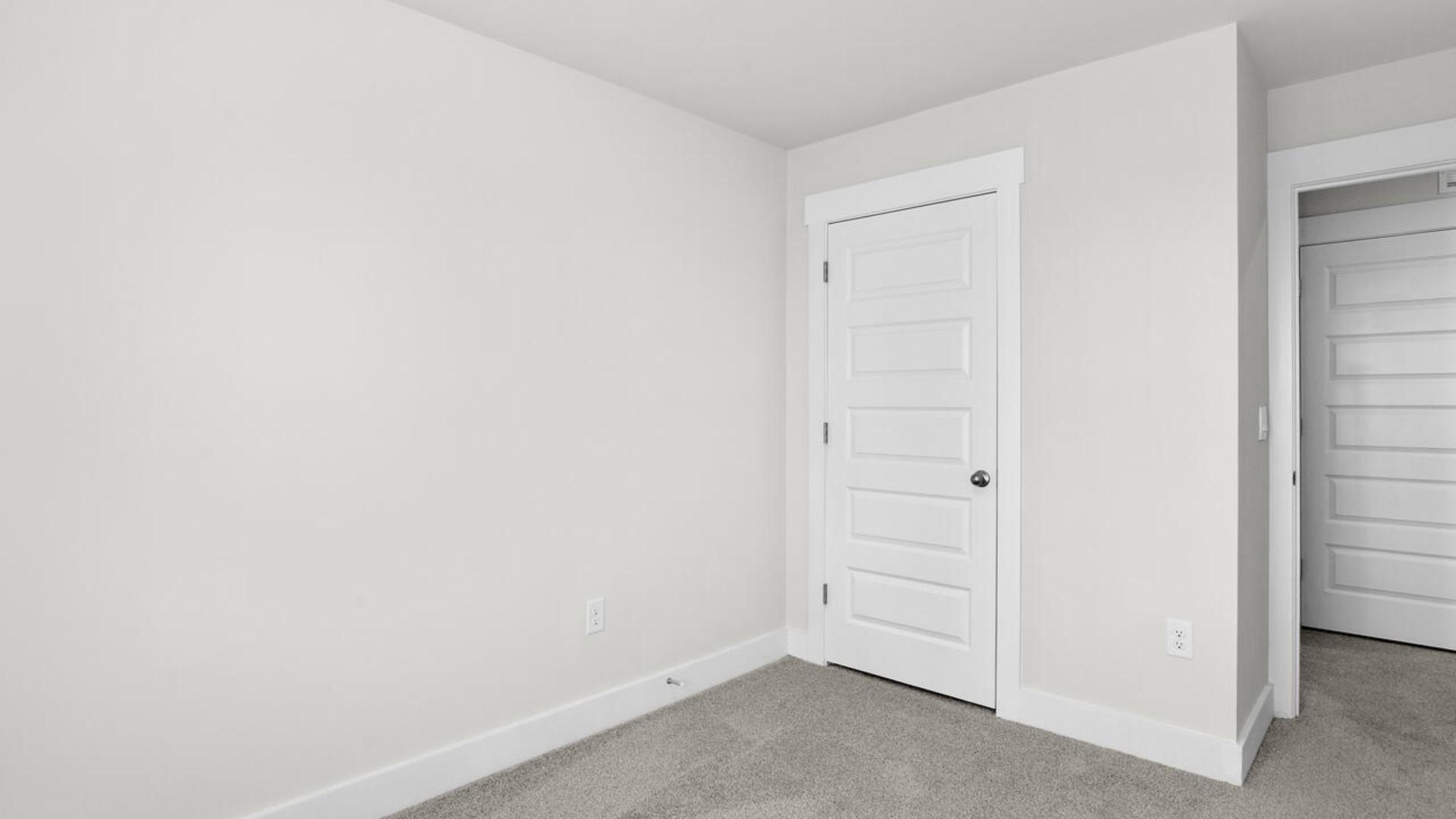 It also includes two additional bedrooms, a shared bathroom, and a laundry room for convenience. In every bedroom you’ll have carpeted floors and a closet in each room.