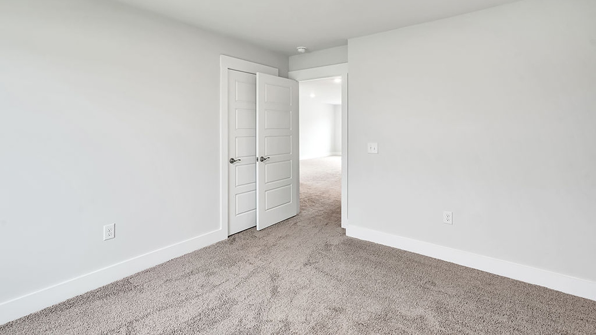 Upstairs you will find 3 bedrooms, 1 full bath, a nice size loft and the laundry room. In every bedroom you’ll have carpeted floors and a closet in each room