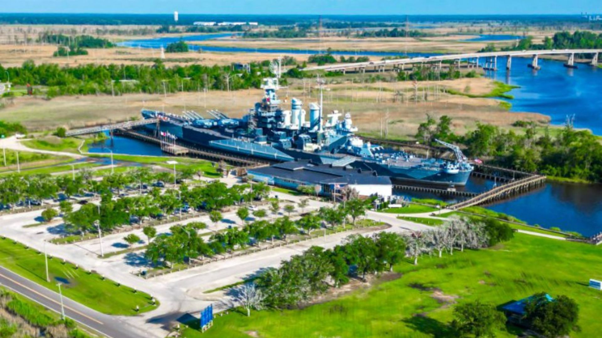 Wilmington is a port city in North Carolina. It’s known as a gateway to Cape Fear Coast beaches like Wrightsville, with its strong surf, and Carolina, with its long boardwalk. Part of downtown’s Historic District, the Riverwalk is lined with restaurants, galleries and shops. It runs along the Cape Fear River, where the Battleship North Carolina is moored.