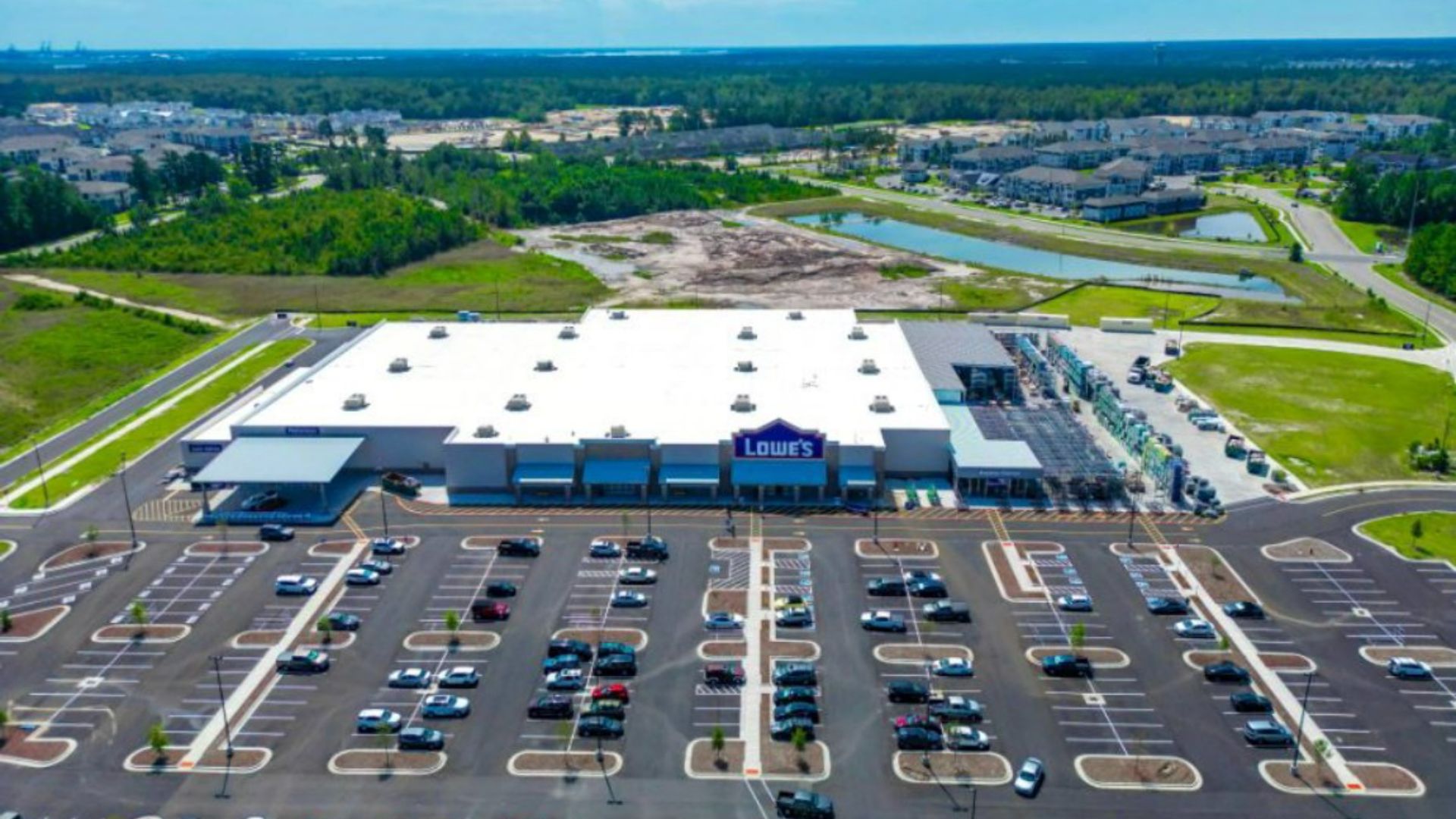 Wilmington is a port city in North Carolina. It’s known as a gateway to Cape Fear Coast beaches like Wrightsville, with its strong surf, and Carolina, with its long boardwalk. Part of downtown’s Historic District, the Riverwalk is lined with restaurants, galleries and shops. It runs along the Cape Fear River, where the Battleship North Carolina is moored.