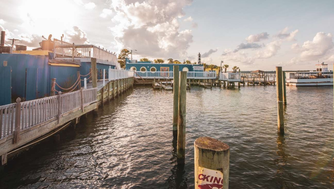 It is built within a 333-acre nature preserve, with marshlands and live oaks. Residents have access to walking trails and serene water views.