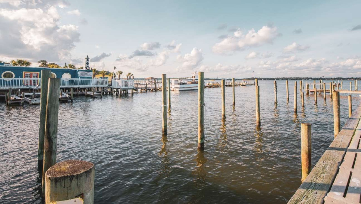 It is built within a 333-acre nature preserve, with marshlands and live oaks. Residents have access to walking trails and serene water views.