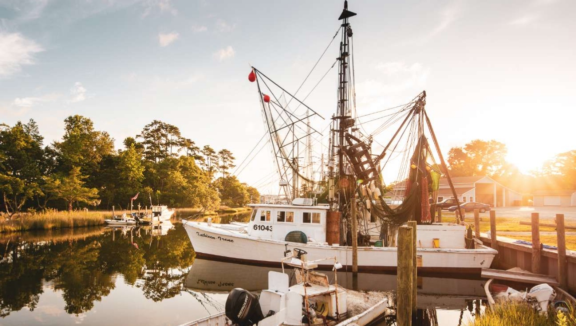 Located approximately 5 miles from Topsail Beach, 10 minutes from the gates of Camp Lejeune and MARSOC, and within an hour's drive of Wilmington and New Bern