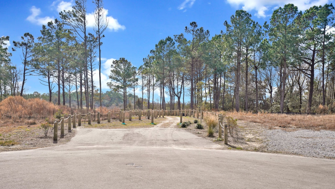 Residents will feel like they're on vacation when they splash in the elegant neighborhood swimming pool, lounge on the spacious sundeck and prepare a delicious meal in the outdoor grilling kitchen.