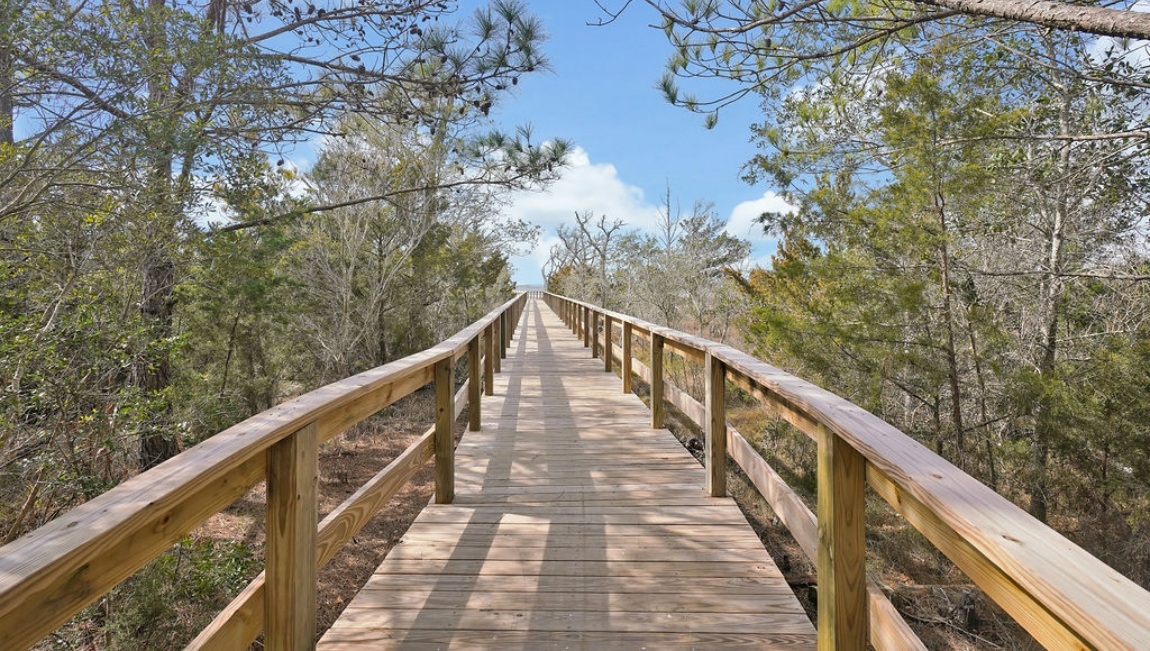 Residents will feel like they're on vacation when they splash in the elegant neighborhood swimming pool, lounge on the spacious sundeck and prepare a delicious meal in the outdoor grilling kitchen.