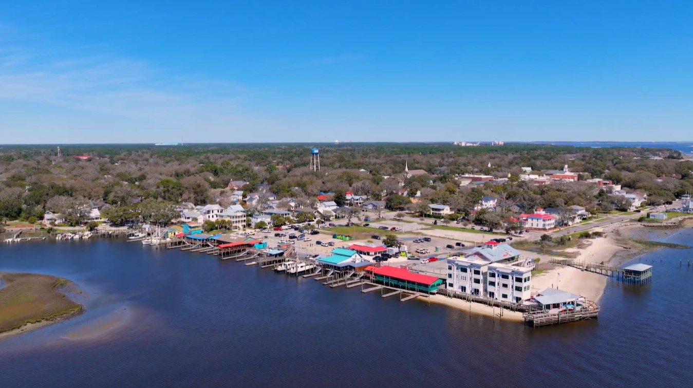 This community offers easy access to major roadways and is conveniently located near beautiful beaches, schools, restaurants, grocery stores, and other amenities.