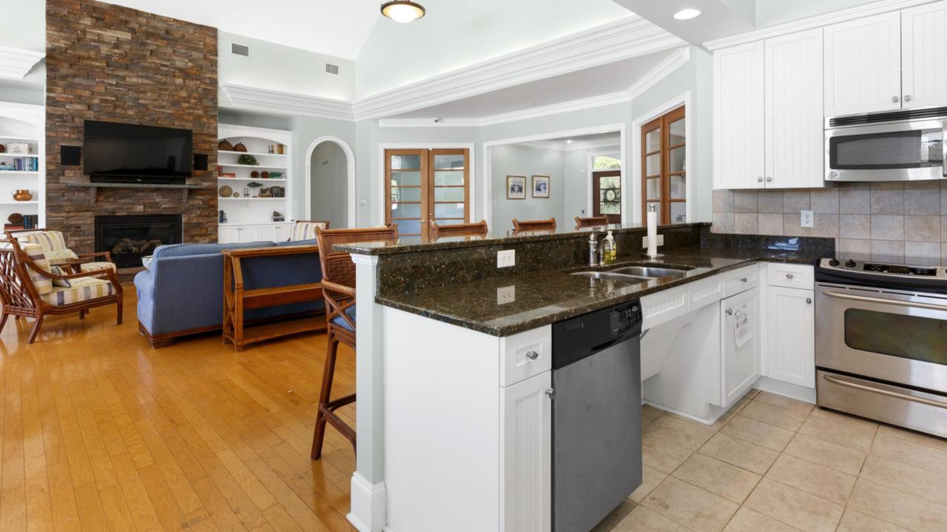 Homeowners have access to a range of amenities such as a well-equipped clubhouse, a fitness room, a spacious competition swimming pool, splashpad, a kiddie pool, a hot tub, a sports court, a playground, and picturesque nature trails for walking.