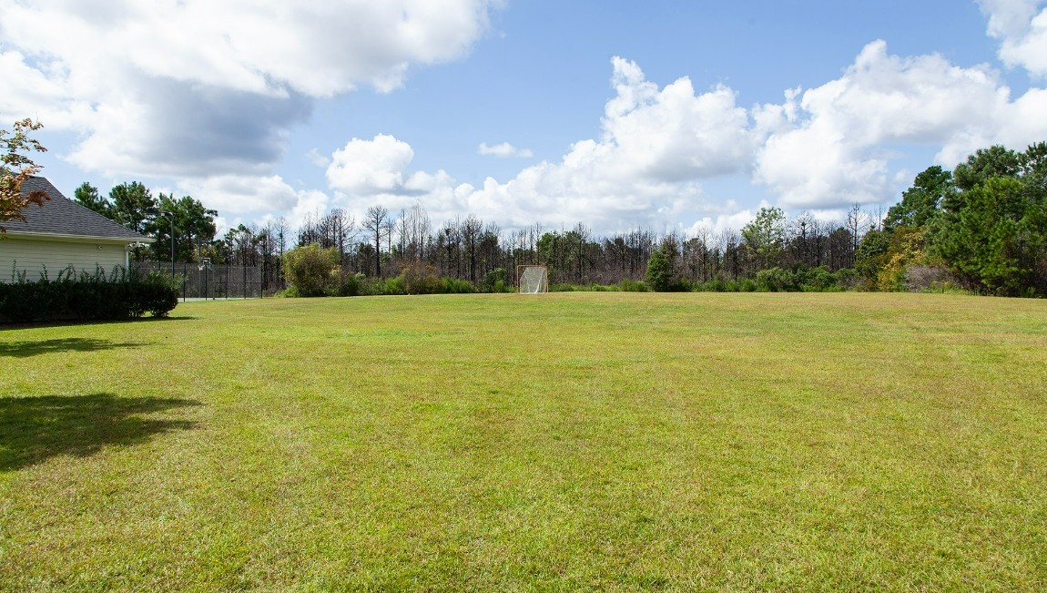 Homeowners have access to a range of amenities such as a well-equipped clubhouse, a fitness room, a spacious competition swimming pool, splashpad, a kiddie pool, a hot tub, a sports court, a playground, and picturesque nature trails for walking.