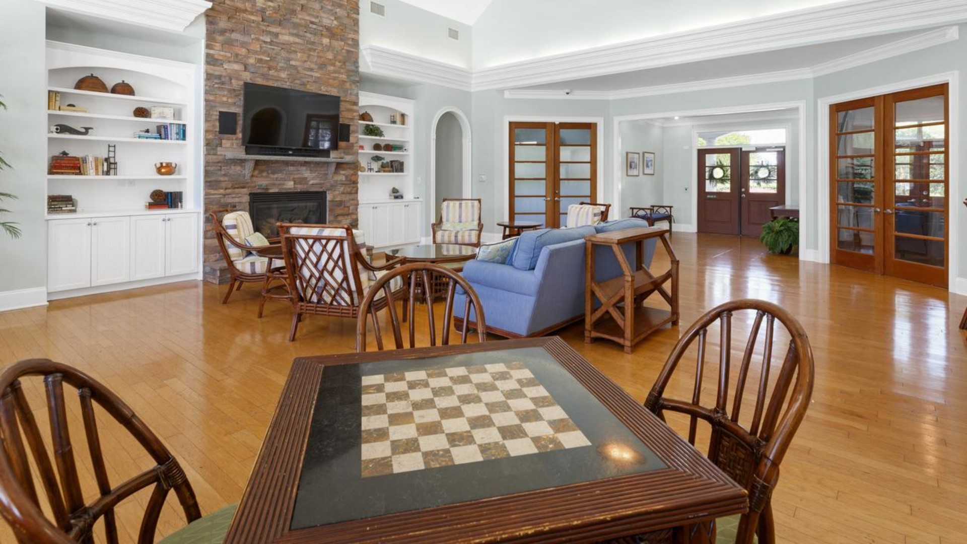 Homeowners have access to a range of amenities such as a well-equipped clubhouse, a fitness room, a spacious competition swimming pool, splashpad, a kiddie pool, a hot tub, a sports court, a playground, and picturesque nature trails for walking.