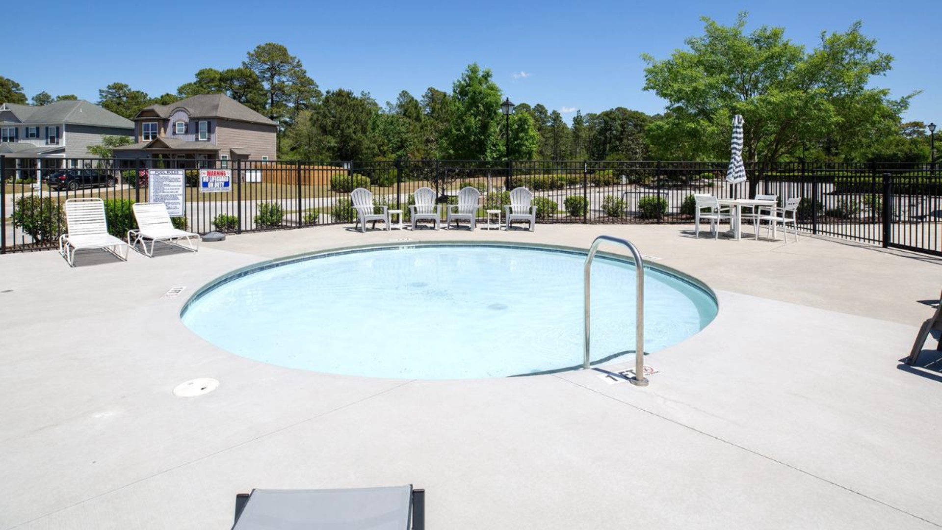 Homeowners have access to a range of amenities such as a well-equipped clubhouse, a fitness room, a spacious competition swimming pool, splashpad, a kiddie pool, a hot tub, a sports court, a playground, and picturesque nature trails for walking.